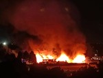 Grosso incendio in via Crea, di fronte al Vittorini di Grugliasco: momenti di paura nella notte Grosso incendio in via Crea, di fronte al Vittorini di Grugliasco: momenti di paura nella notte