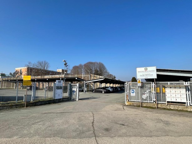 Sale sul tetto del carcere e minaccia di gettarsi nel vuoto: la protesta di un detenuto ad Alba Sale sul tetto del carcere e minaccia di gettarsi nel vuoto: la protesta di un detenuto ad Alba