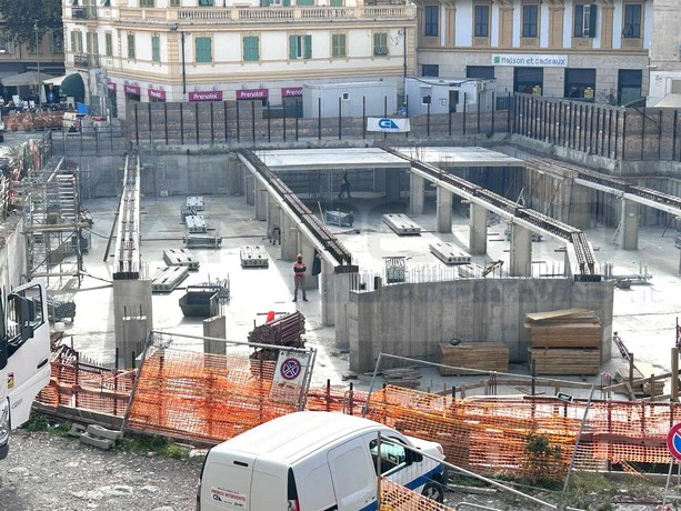 Piazza Eroi, lavori oltre il Festival 2027: qualche parcheggio per Natale e conclusione forse entro l’estate Piazza Eroi, lavori oltre il Festival 2027: qualche parcheggio per Natale e conclusione forse entro l’estate