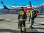 Anziano sulla carrozzina elettrica scivola in un dirupo