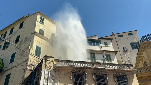 Sanremo, guasto a una tubazione sopra piazza Eroi Sanremesi: altissimo geyser d’acqua, interviene la Municipale (Foto e Video) Sanremo, guasto a una tubazione sopra piazza Eroi Sanremesi: altissimo geyser d’acqua, interviene la Municipale (Foto e Video)