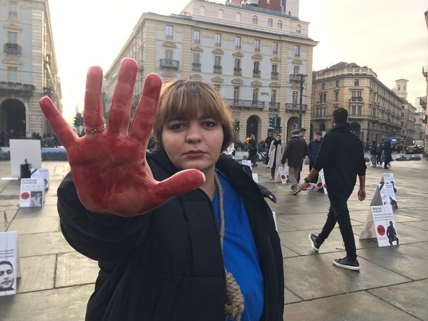 Cappio al collo e mani insanguinate: in piazza Castello sit-in pro donne iraniane [FOTO]