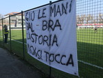 “Giù le mani dal Bra, la storia non si tocca”: la Gioventù Giallorossa contraria alla fusione, scritte allo stadio e alla partita dell’Albese