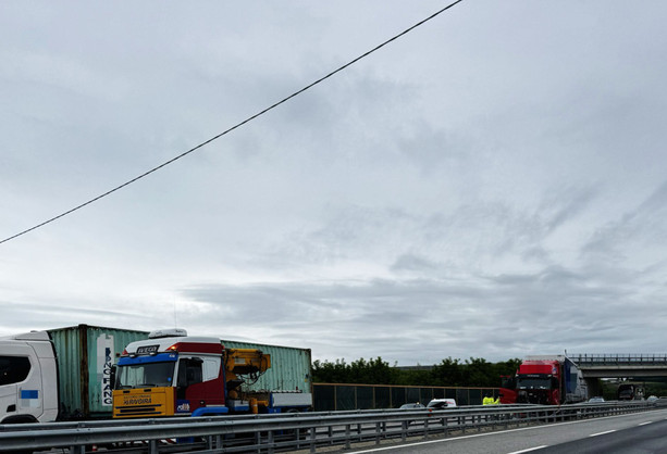 Camion contro guard rail sull'autostrada tra lo svincolo di Cuneo e Fossano