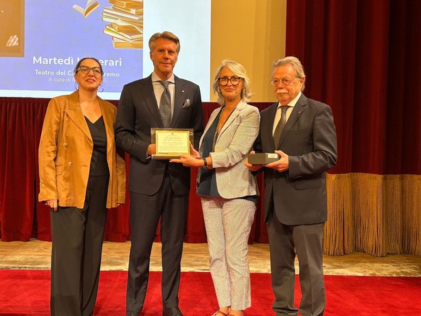 Sanremo, a Emanuele Filiberto la targa d’onore del Premio Semeria: “Qui più emozionante che sul palco dell’Ariston” (Foto e video)