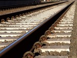 Persona travolta dal treno a Tradate, soccorsi in azione e linea Varese-Milano interrotta Persona travolta dal treno a Tradate, soccorsi in azione e linea Varese-Milano interrotta
