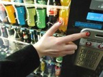 Distributori h24 nel mirino a Mirafiori: “Vanno limitati gli orari per fermare gli schiamazzi notturni”