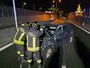 FOTO. Auto finisce contro la cuspide sulla 336 di Malpensa. Un ferito nella notte