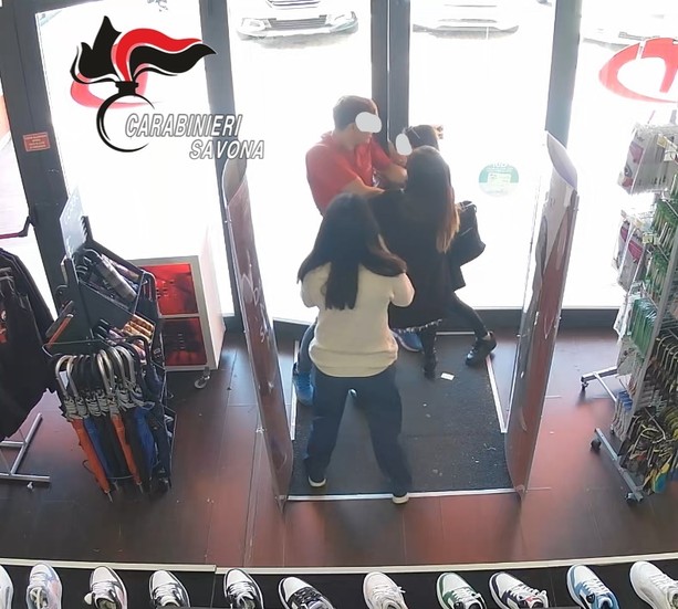 Furti in serie nei negozi di Albenga: due donne arrestate con giacconi pesanti e borse piene di refurtiva