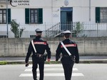 Pubblica video sui social con pistola: giovane indagato, i Carabinieri di Cengio sequestrano due scacciacani