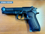 Cerca di intimidire un automobilista con una pistola, ma è un poliziotto fuori servizio: giovane denunciato