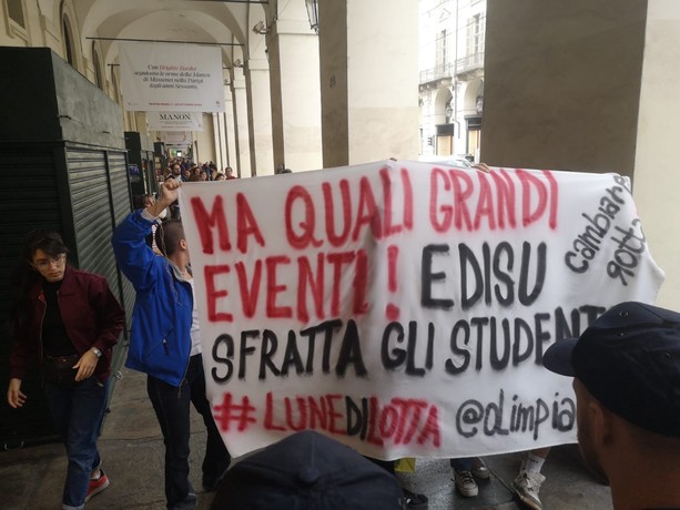 Universiadi, contestazione di una decina di studenti di 'Cambiare rotta' Universiadi, contestazione di una decina di studenti di 'Cambiare rotta'