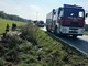 Auto esce di strada e si ribalta sulla SP165