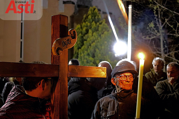 Via crucis cittadina: Asti ha camminato nel segno della Passione [FOTO]