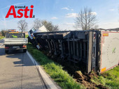 Catell'Alfero: mezzo pesante si ribalta poco dopo il bivio dell'Asti-Moncalvo, operazioni di recupero in corso