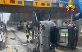 Si ribalta con l'auto al casello dell'autostrada di Gallarate