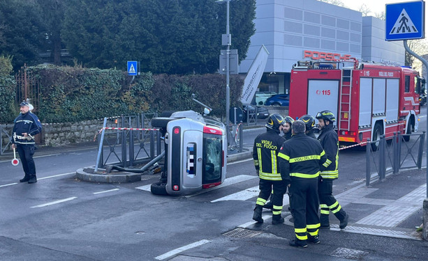 FOTO. Urta l'isola pedonale e si ribalta con l'auto: paura in via Sanvito FOTO. Urta l'isola pedonale e si ribalta con l'auto: paura in via Sanvito