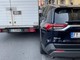 Luserna San Giovanni: furgone in manovra danneggia due auto in sosta
