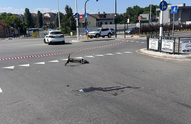Incidente in monopattino in corso Venezia: non ce l'ha fatta il 15enne travolto dall'auto
