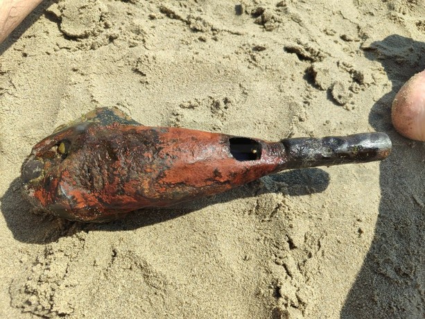 Allarme bomba ai Bagni Il Cubo: un bambino trova un ordigno tra gli scogli, area chiusa in attesa degli artificieri Allarme bomba ai Bagni Il Cubo: un bambino trova un ordigno tra gli scogli, area chiusa in attesa degli artificieri