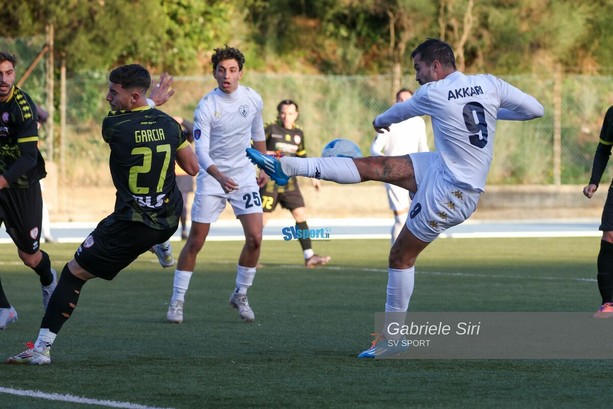 Calcio, Celle Varazze. L'espulsione di Stanga è la sliding door, il Sestri Levante vince 3-1 nel finale di gara Calcio, Celle Varazze. L'espulsione di Stanga è la sliding door, il Sestri Levante vince 3-1 nel finale di gara