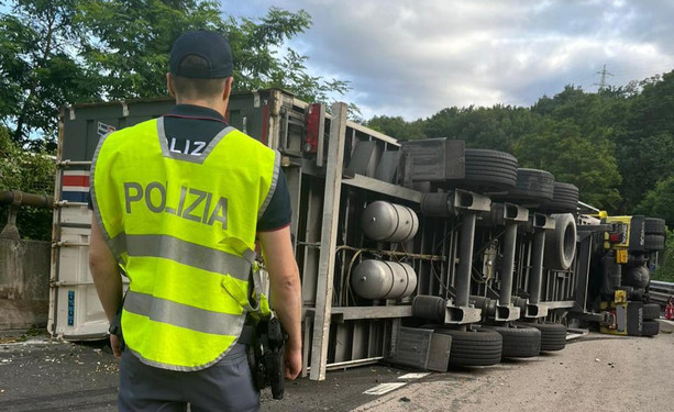 Tir si ribalta in A7 tra Busalla e Bolzaneto, morto l’autista: tratto chiuso e traffico bloccato Tir si ribalta in A7 tra Busalla e Bolzaneto, morto l’autista: tratto chiuso e traffico bloccato