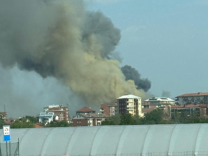 Colonna di fumo visibile in tutta Torino Sud: incendio in corso nella zona di Beinasco