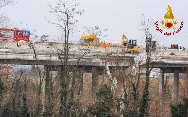 Crolla impalcatura di un cantiere. Due operai precipitano da un viadotto sull'A6 a Mondovì, sono gravi