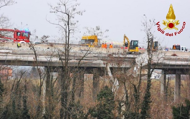 Crolla impalcatura di un cantiere. Due operai precipitano da un viadotto sull'A6 a Mondovì, sono gravi Crolla impalcatura di un cantiere. Due operai precipitano da un viadotto sull'A6 a Mondovì, sono gravi