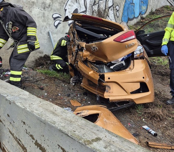 Hyundai esce fuori strada e si schianta contro il pilone: ferito il conducente