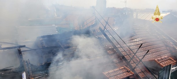 Incendio tetto in via Bartoli, il sindaco firma un'ordinanza di interdizione di tutti gli alloggi del civico 2