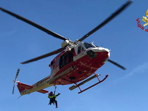 Si tuffa nonostante le onde, muore scaraventato sulla scogliera di Camogli