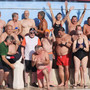 Il commosso abbraccio del nuoto astigiano a Gianni Caraffa, l'ultimo dei pionieri festeggia a bordo vasca [FOTO E VIDEO]