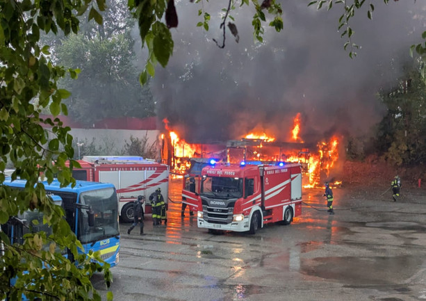 Incendio al deposito dei bus ad Alba: fiamme e alta colonna di fumo Incendio al deposito dei bus ad Alba: fiamme e alta colonna di fumo