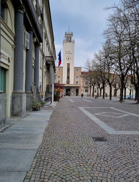 Primo Maggio: manifestazione davanti al teatro sociale di Pinerolo Primo Maggio: manifestazione davanti al teatro sociale di Pinerolo