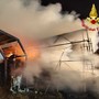 FOTO. Fiamme in un'azienda agricola: in fumo cento rotoballe di fieno FOTO. Fiamme in un'azienda agricola: in fumo cento rotoballe di fieno