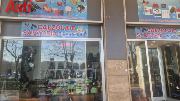 Nuovo attacco alla sartoria di corso Einaudi, vetrina spaccata per Dong Weng Wu. Interviene la polizia, sul posto anche il sindaco Rasero Nuovo attacco alla sartoria di corso Einaudi, vetrina spaccata per Dong Weng Wu. Interviene la polizia, sul posto anche il sindaco Rasero