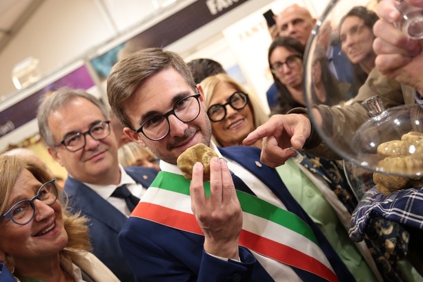 Alba, il sindaco Alberto Gatto: “Stiamo riportando ascolto, presenza e concretezza” [L'INTERVISTA]