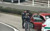 In fuga su un'auto i sospettati di alcuni furti nei supermercati della zona: fermati e identificati dalla polizia locale di Lavena Ponte Tresa