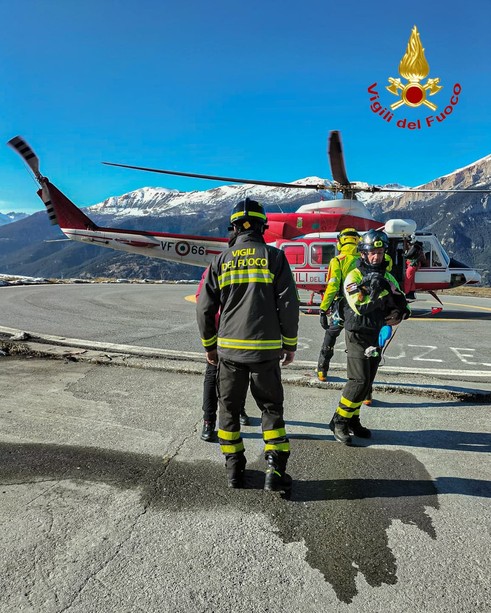 Anziano sulla carrozzina elettrica scivola in un dirupo