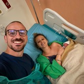 Il bimbo ha fretta di nascere e viene al mondo nella vasca da bagno di casa