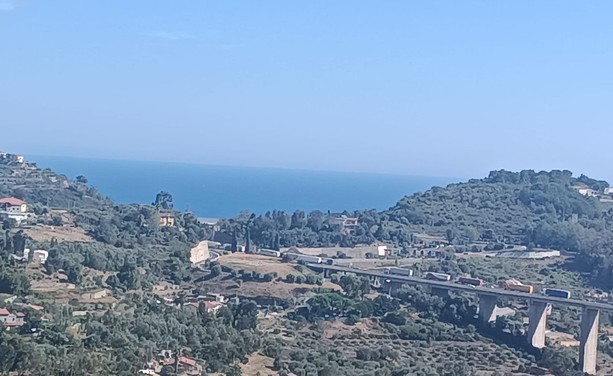 Traffico intenso in autostrada, code tra Bordighera e il confine di Stato Traffico intenso in autostrada, code tra Bordighera e il confine di Stato