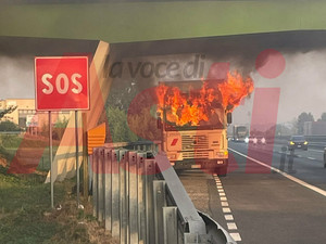 Camion in fiamme lungo l’A21, vigili del fuoco mobilitati tra Villanova e Asti