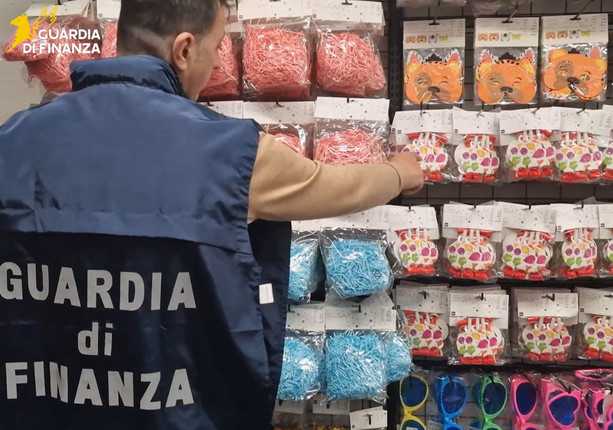 Coriandoli, stelle filanti e prodotti di Carnevale non a norma: duemila articoli sequestrati dalla Guardia di Finanza Coriandoli, stelle filanti e prodotti di Carnevale non a norma: duemila articoli sequestrati dalla Guardia di Finanza