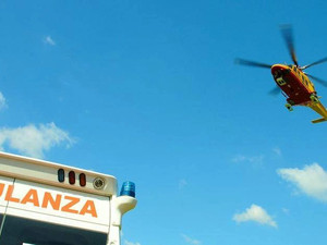Un lunedì nero sulle strade del Varesotto: grave un motociclista caduto sulla statale a Cadegliano Viconago