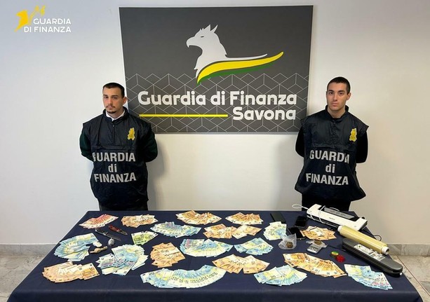 Savona, blitz antidroga della Finanza: due arresti, sequestrati cocaina, hashish e oltre 11mila euro in contanti