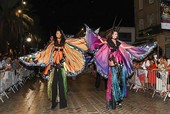 Cannes, fiori e fantasia: la parata che apre la festa più attesa dell’estate Cannes, fiori e fantasia: la parata che apre la festa più attesa dell’estate