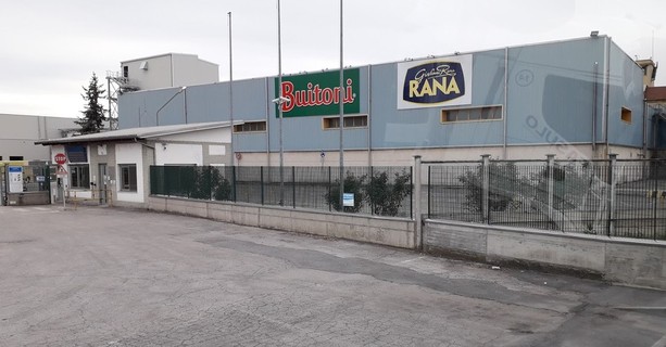 Grave incidente sul lavoro alla Rana di Moretta: 19enne perde tre dita in un macchinario