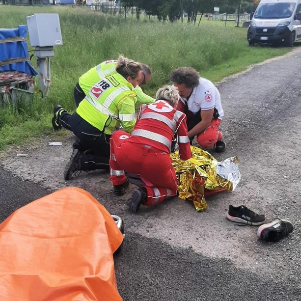 22enne travolta da un'auto sul ciglio della strada, la rabbia dei parenti: “Strada buia e senza marciapiedi"