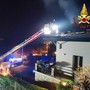 Il grande cuore di Ranco più forte dell'incendio della villa sul lungolago: «L'acqua delle piscine dei vicini fondamentale per lo spegnimento»